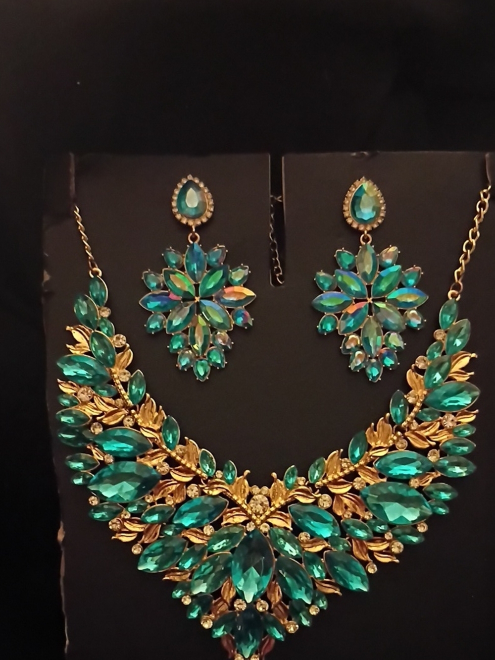 Elegant Gold-Tone Necklace & Earring Set with Emerald Green Crystals